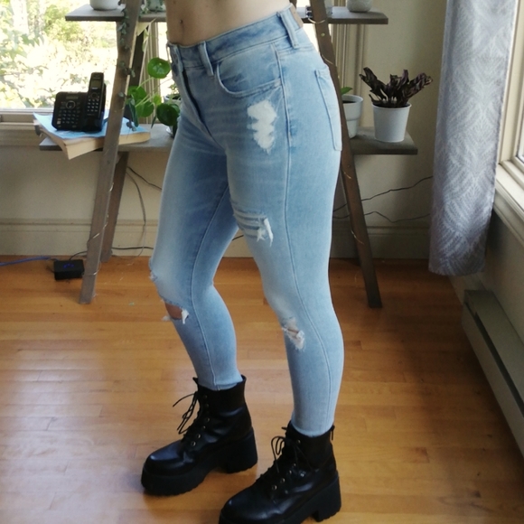 Distressed jeans from American Eagle - Picture 2 of 8